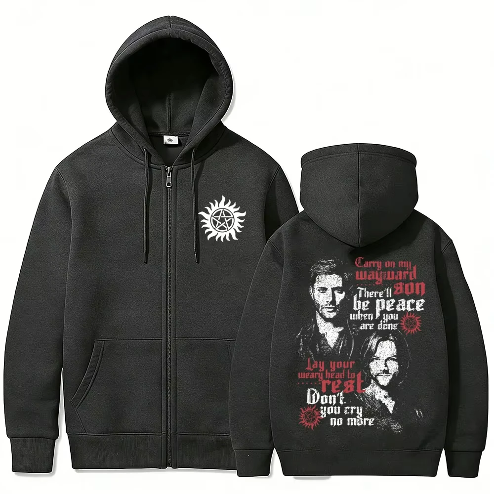 La série télévisée « Evil Power » présente un sweat à capuche imprimé avec fermeture éclair, une tendance de mode streetwear décontractée et polyvalente.