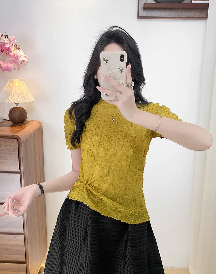 ความรู้สึกการออกแบบรอบคอแขนสั้น Slim จีบเสื้อยืดสีทึบ Miyake 2025 ฤดูร้อนใหม่แฟชั่นผู้หญิงเสื้อ