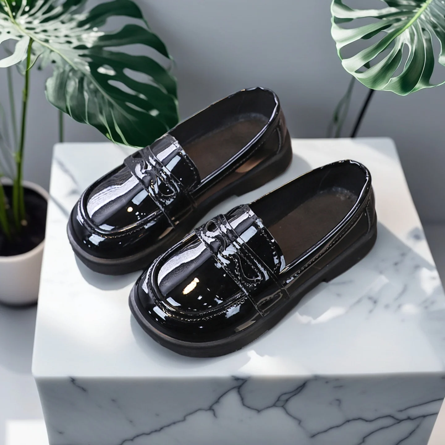 Comfy Kids Toddler and Children's Models, Black Patent Leather Loafers, Breathable Slip-On Shoes, Comfortable Soft-Soled Dress Shoes, Suitable for School Uniforms, Parties, and Everyday Wear, Spring and Autumn Models
