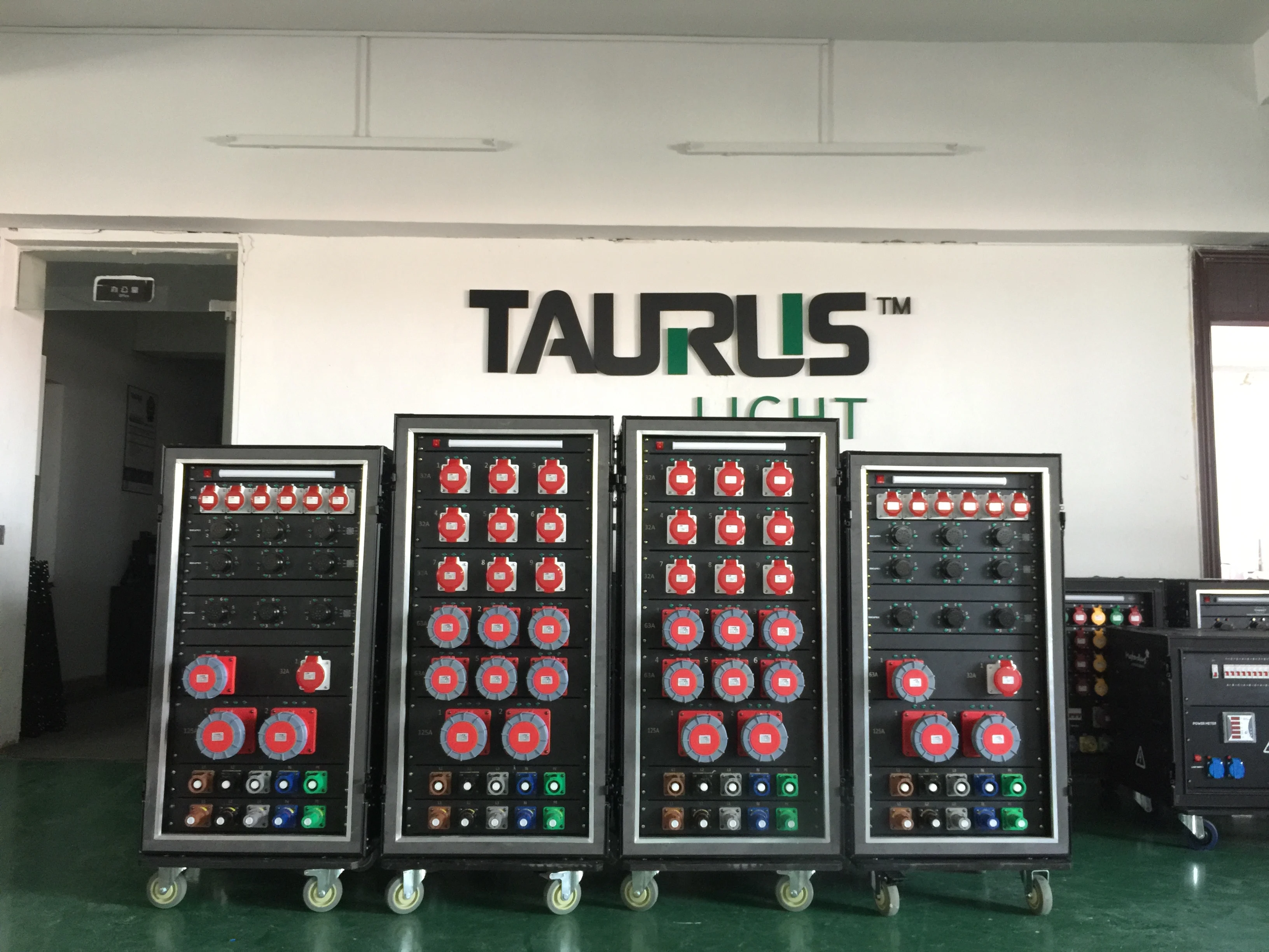 Strom+Verteilung+Ausrüstung 3-phasiges CEE-Power-Rack