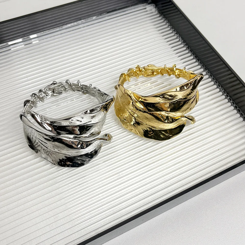 Huanzhi กำไลกำไลข้อมือแบบเปิดใบสีทองใหม่สำหรับผู้หญิงหญิงสาวย้อนยุคแนวแฟชั่นของขวัญเครื่องประดับ