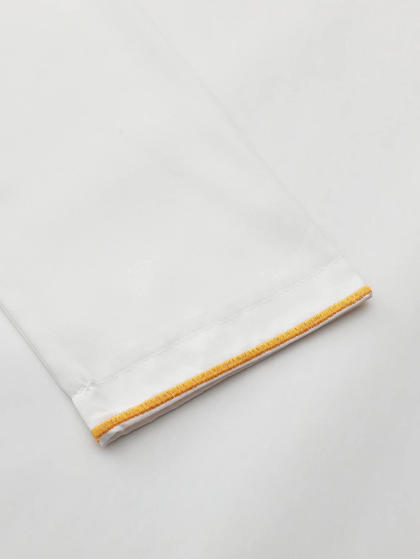 Abito ricamato bianco a maniche lunghe da uomo musulmano, foulard marocchino, preghiera da uomo islamica dell'Arabia Saudita kasaya