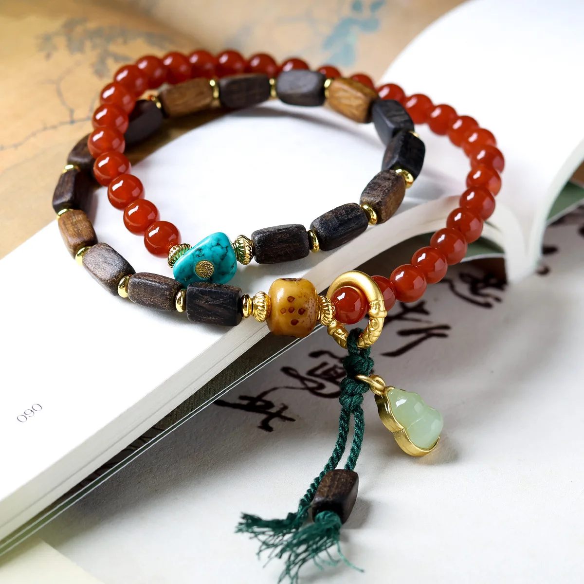 

Original Dalakan Agarwood Free-Form Bead Bracelet with South Red Agate Gourd Pendant New Chinese Style Curio Bracelet Gifts