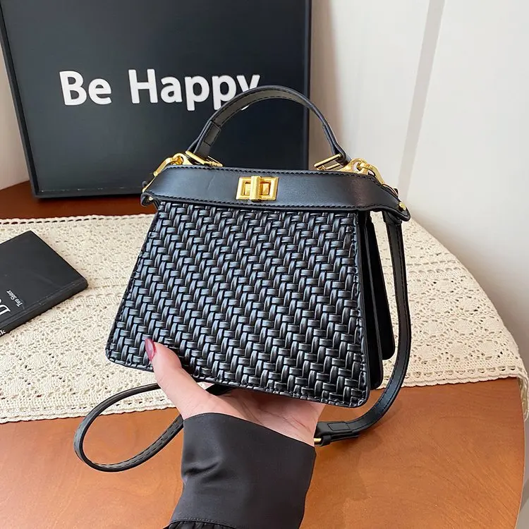 

Stylish Woven Women's Crossbody Bag, Large-Capacity Versatile Shoulder Tote with Vintage Commute Vibe