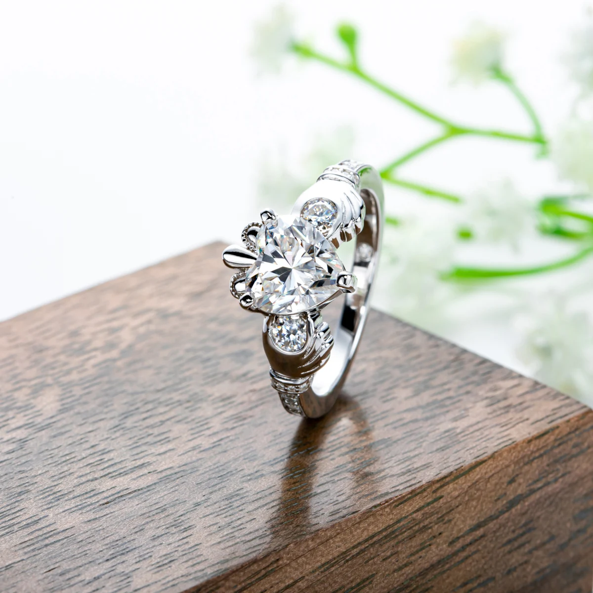 Felice 2.33cttw Moissanite Claddagh ไอริชแหวนมงกุฎเซลติกเงินแท้หัวใจตัดเพชรโมอิสสำหรับผู้หญิง