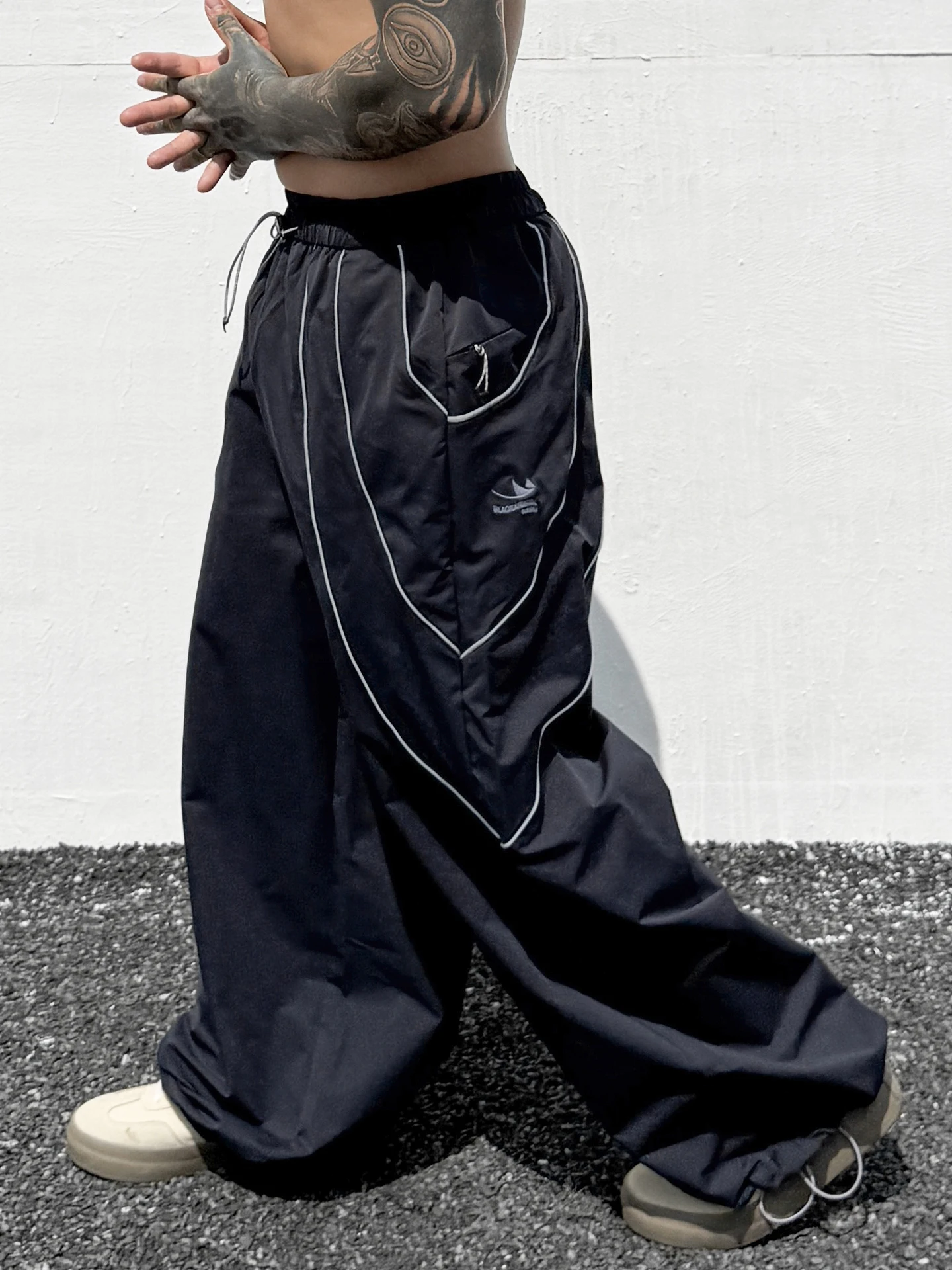 

Модные спортивные брюки в стиле стритвир с светоотражающими полосами, мужские свободные прямые брюки в американском хип-хоп стиле, широкие, струящиеся, длинные.