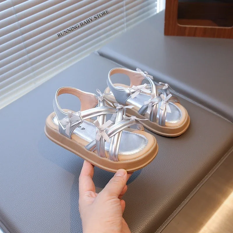

Лето 2023, новые римские сандалии из мягкой кожи, верхняя одежда на мягкой подошве для девочек, детская обувь на платформе, дизайнерская обувь с перекрестной завязкой и галстуком-бабочкой