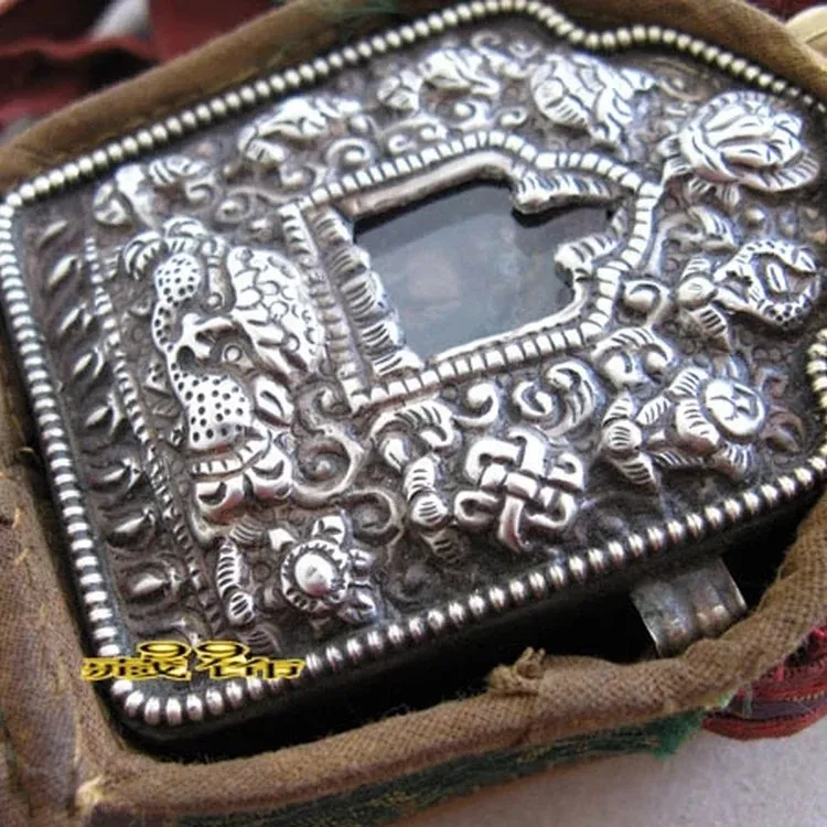Cz auspicious eight treasures silver gawu box pendant buddha shrine with clay buddha statue and prayer flags
