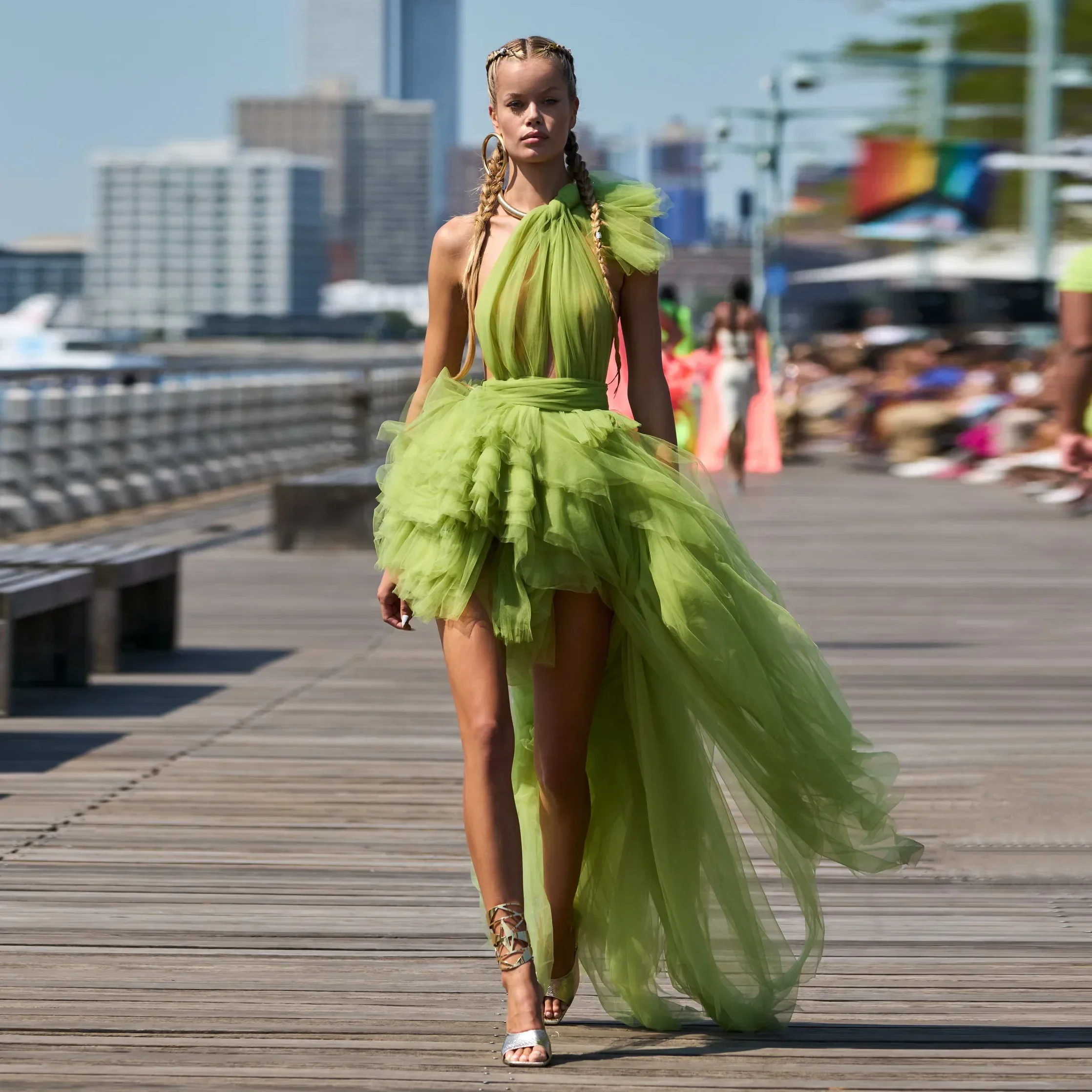 

2025 Spring Fashion Party Dresses High Low Green Tulle Evening Gowns robes de soirée Halter Sexy Backless Short Prom Tulle Dress