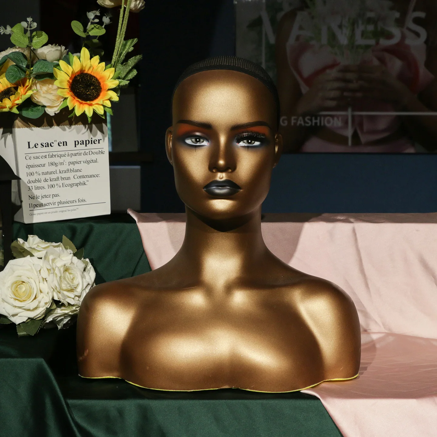 manichino-mezzo-busto-con-spalle-colore-nero-per-esposizione-di-parrucche-cappelli-e-gioielli-per-vetrine-e-servizi-fotografici