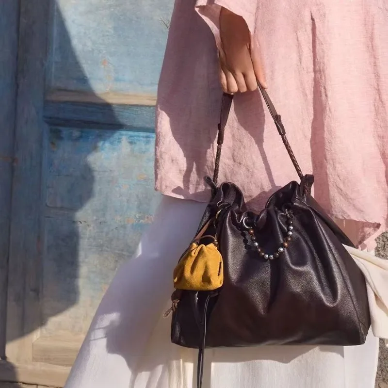 

Популярные женские сумки 2025. Сумки-тоут большой вместимости. Модные и простые сумки на шнурке. Сумки на плечо для путешествий для женщин.