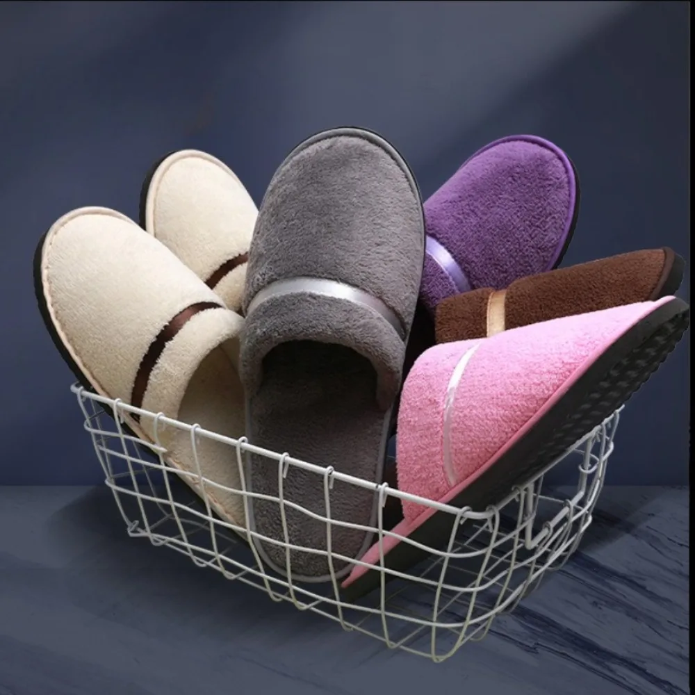 1 par de zapatillas de lana Coral para hombre y mujer, zapatillas de Hotel baratas, toboganes de algodón para viaje en casa, zapatilla de SPA, comodidad para hospitalidad, zapatos para invitados en casa