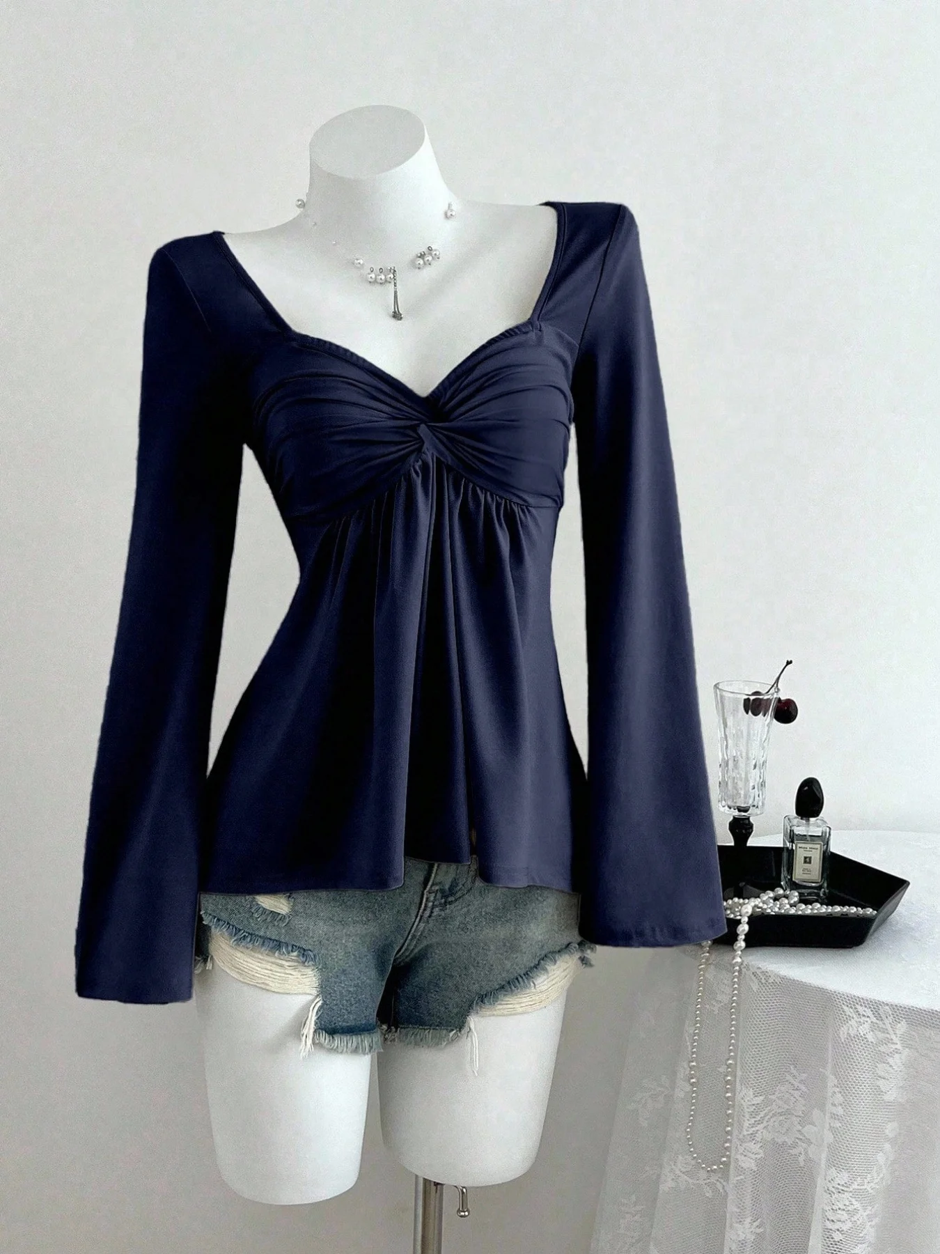 Autumn and winter French design sense, chest twisted fashion temperament, pullover long sleeved top for women