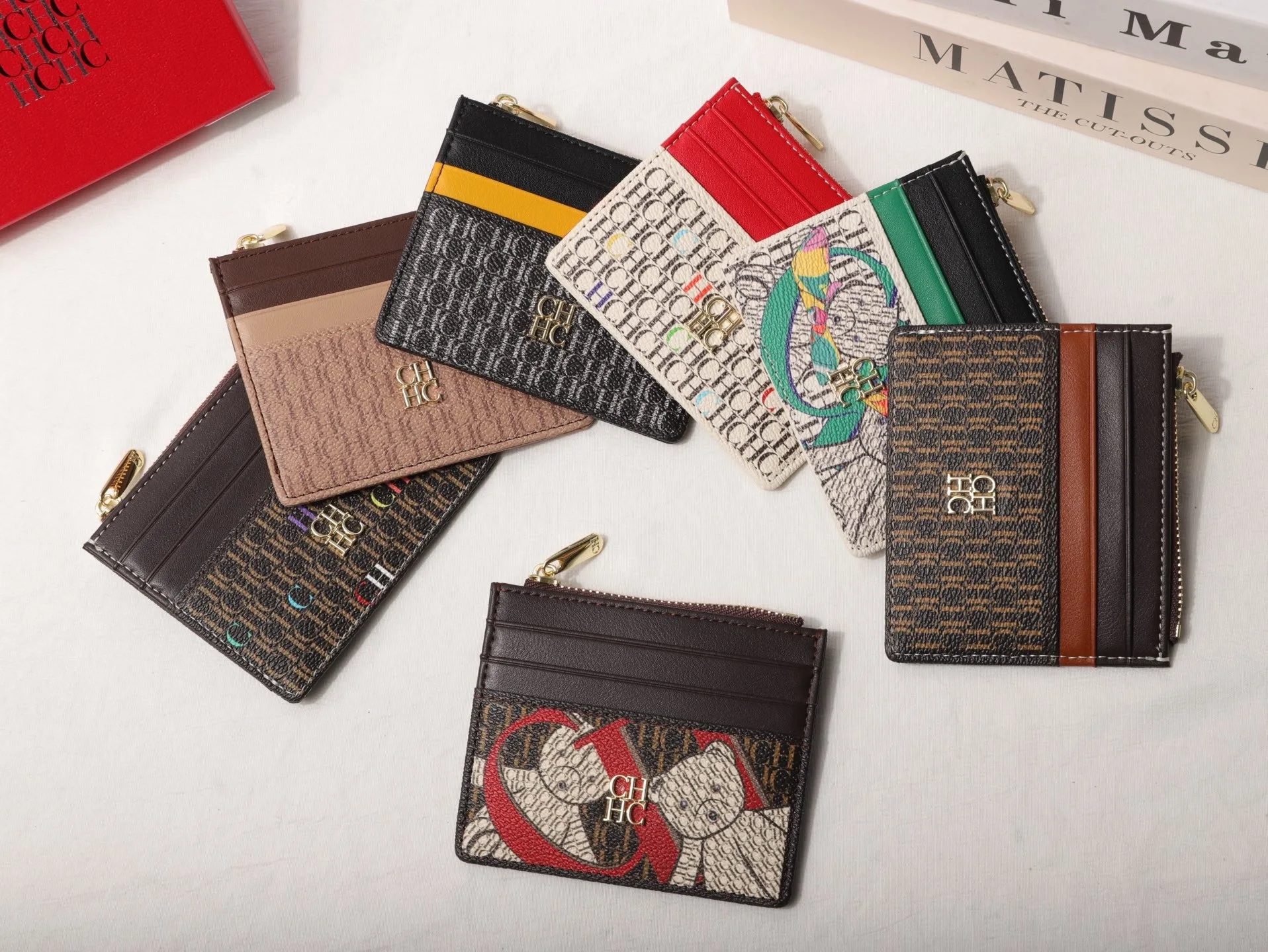 محفظة Carolina Herrera النسائية الأنيقة المستوحاة من الرجعية، محفظة قصيرة ممتازة مع سحاب ونمط طباعة الحروف #6