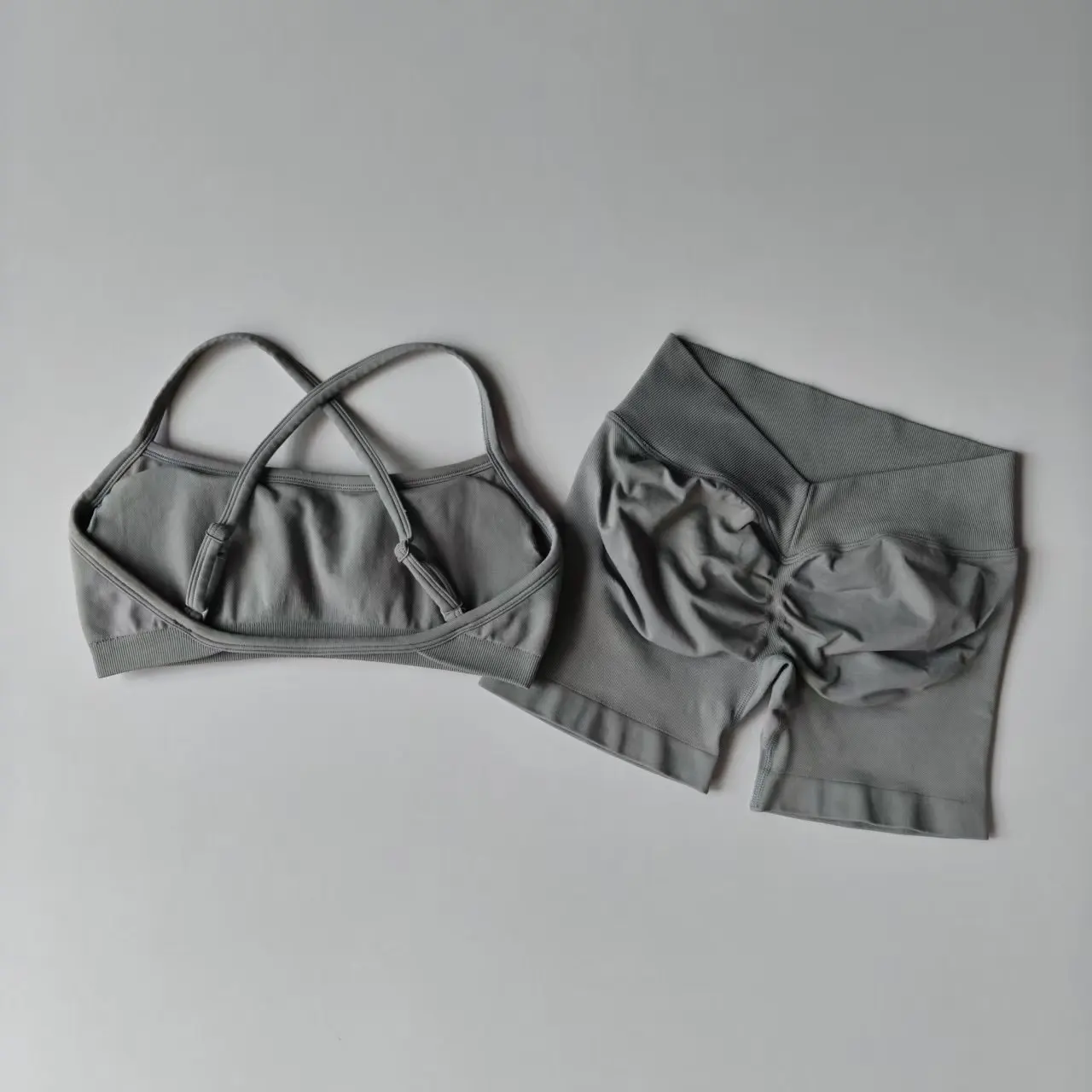 Nahtloses 2-teiliges Leggings-Set für Damen, nahtloses Yoga-Set, hochtaillierte Shorts mit Scrunch-Effekt und Neckholder-Sport-BH, Trainingsanzug für das Fitnessstudio – Detail 10