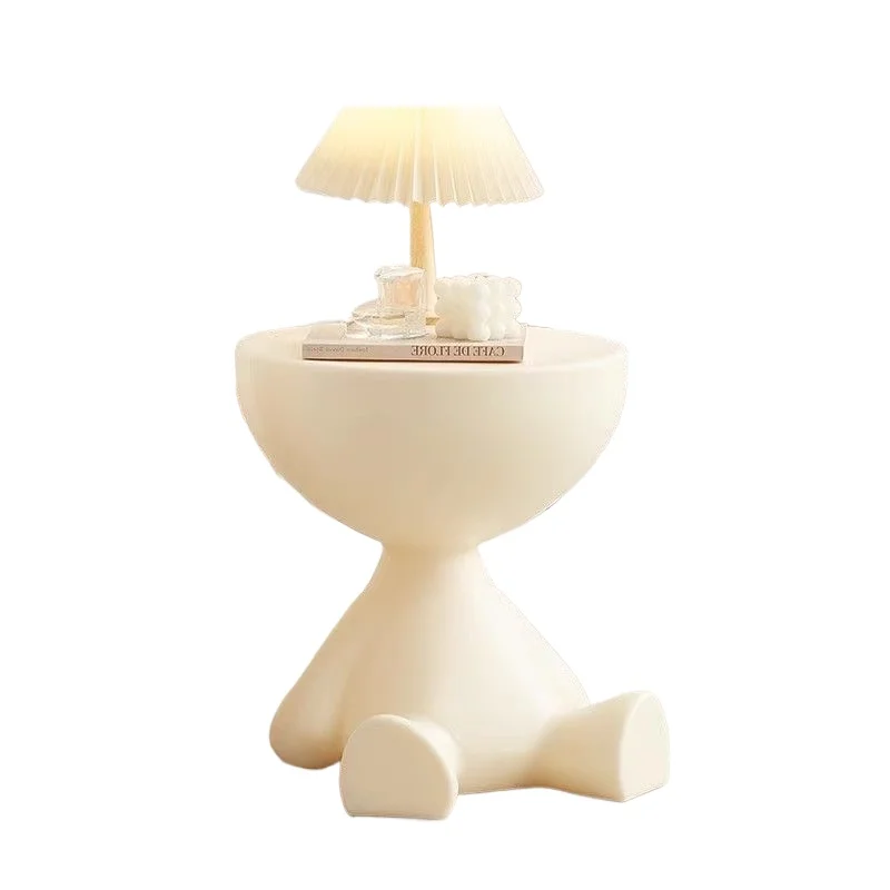 

Гостиная, небольшая квартира, диван, журнальный столик, круглый журнальный столик на деревянных ножках