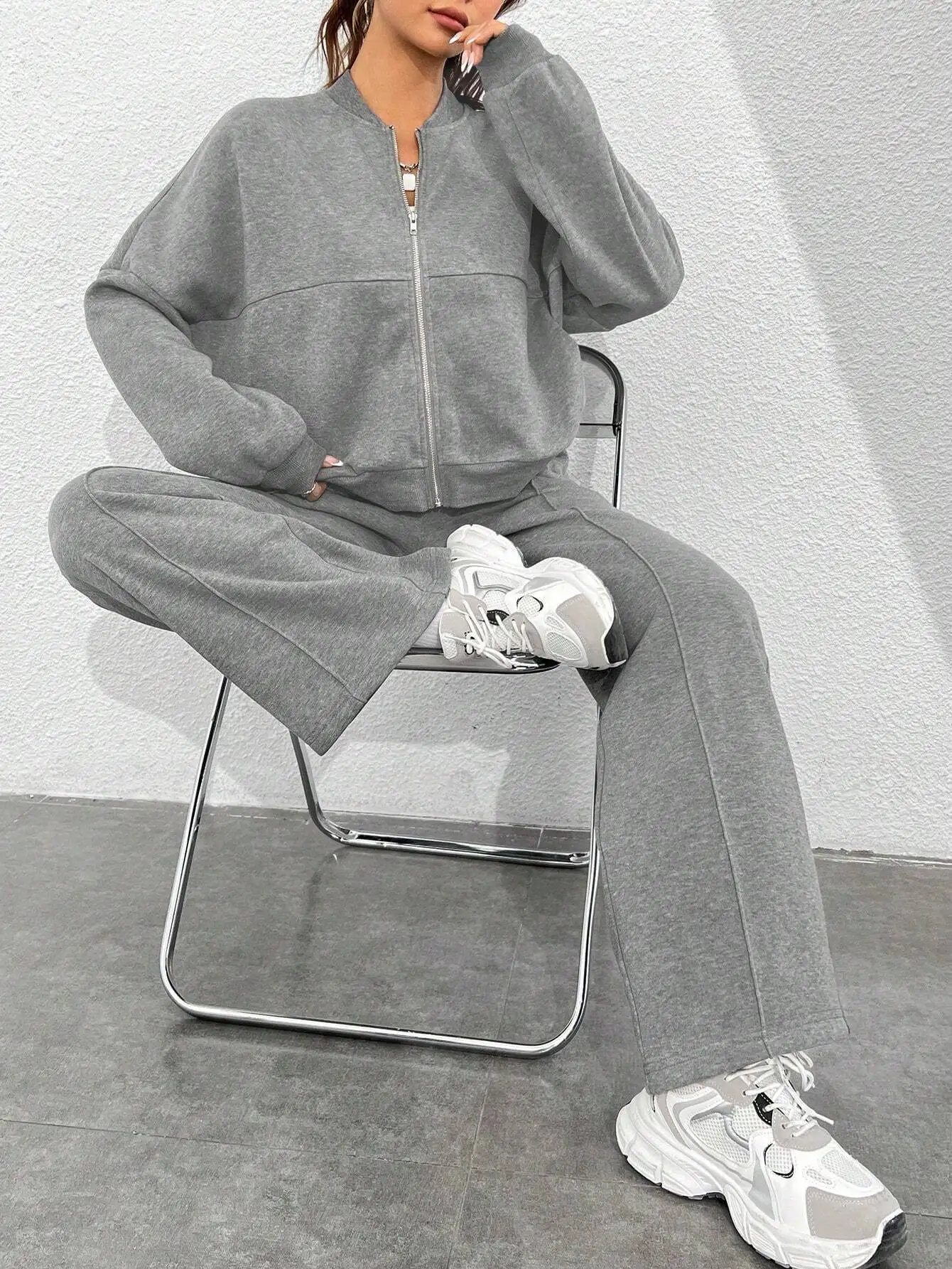 

Комплект из серой толстовки на молнии и брюк с широкими штанинами для женщин, повседневный уличный стиль, комфорт для осени и зимы