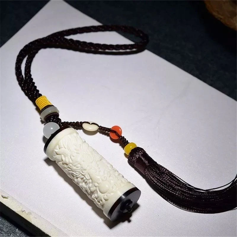 

Резная подвеска из натуральной оленьей кости, изображающая парящего дракона над морями, брелок для сумки, автомобильный брелок, украшение, ручка.