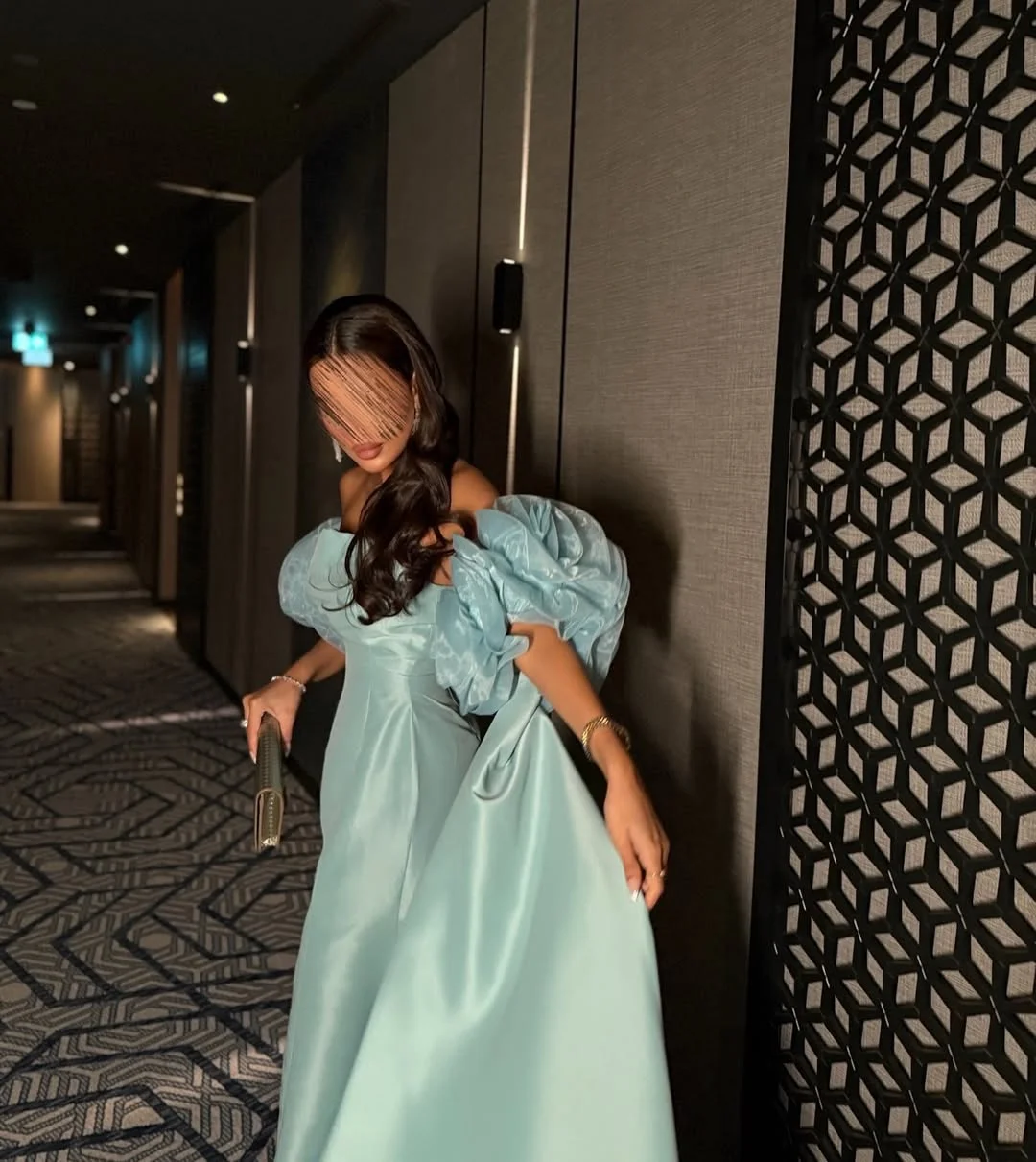 ชุดราตรีผ้าซาตินแบบมีรอยผ่าข้าง สไตล์วินเทจ เรียบหรู ดูดี เหมาะสำหรับงานพรอมหรืองานเลี้ยงตอนเย็น  ชุดราตรีสำหรับโอกาสพิเศษ