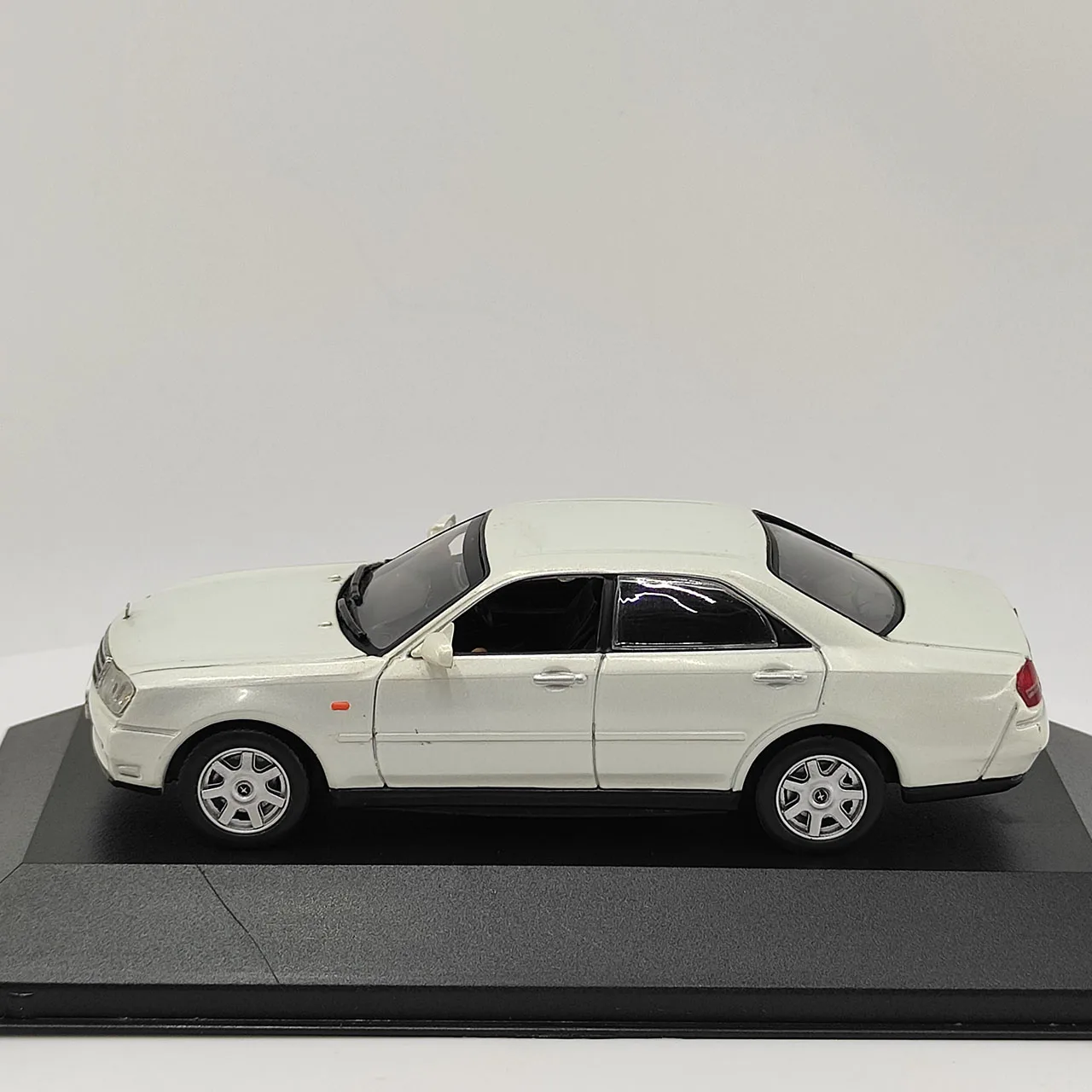 Defektes Druckguss-JC im Maßstab 1:43, GLORIA-Legierung, Automodell, Sammlerstück, Spielzeug, Geschenk, Souvenir, Display-Ornament