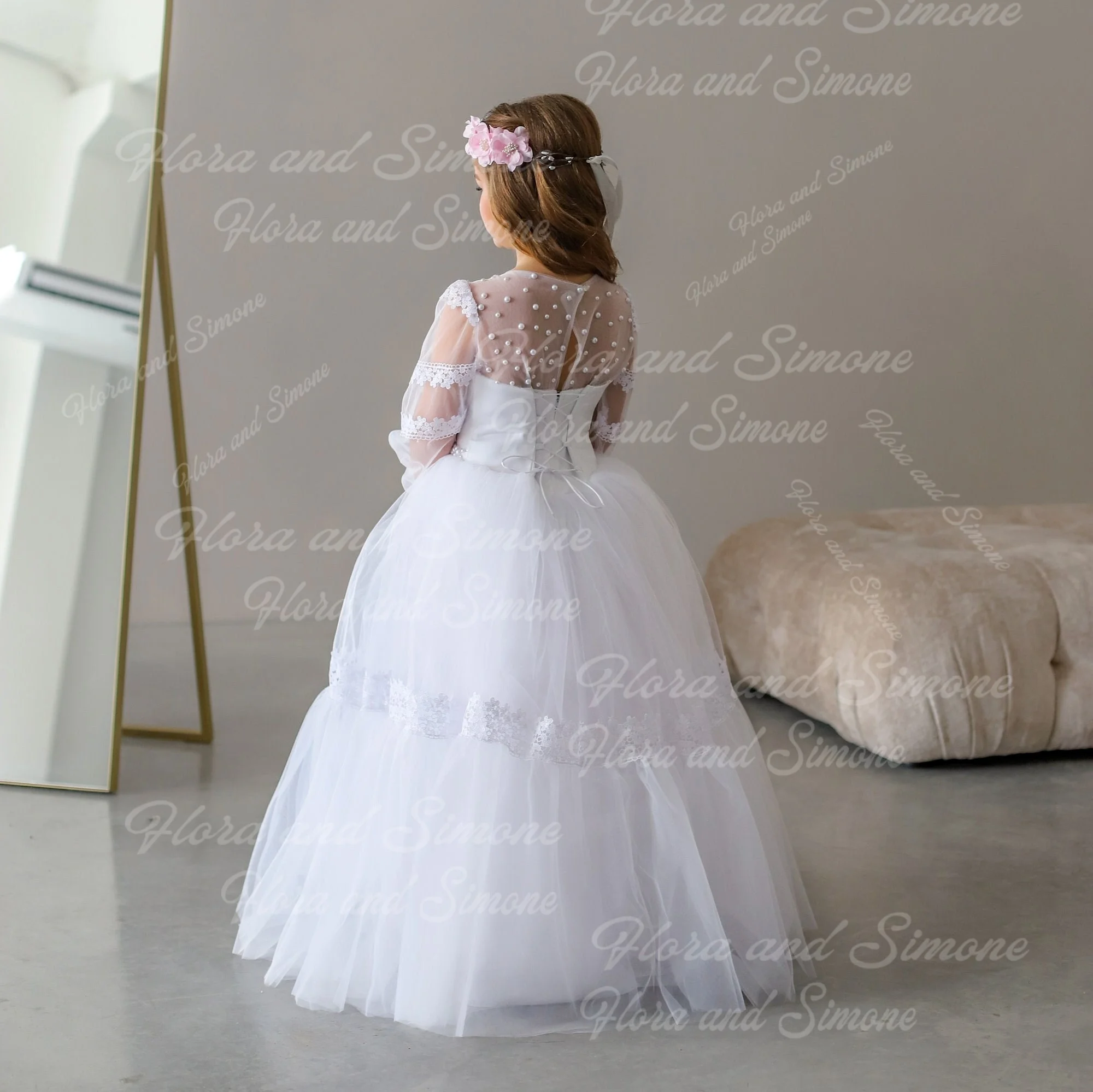 Maßgeschneidertes, luxuriöses, elegantes, mit Perlen verziertes Blumenmädchenkleid mit Spitze und Spleißen für Taufe, Erstkommunion, Partys, Hochzeitszeremonien