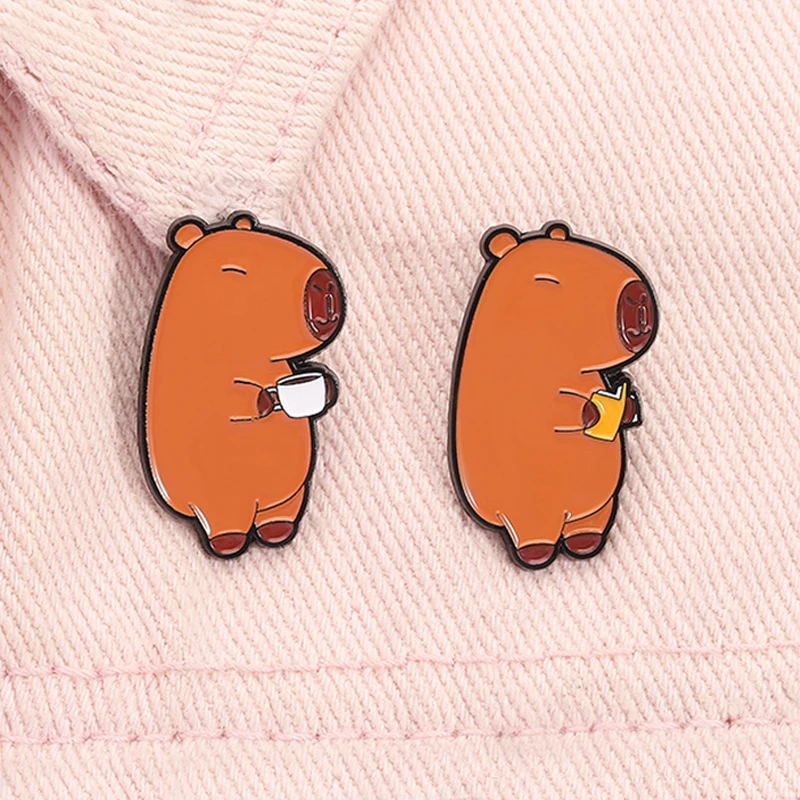 Niedliche Capybara-Tier-Emaille-Anstecknadeln, Cartoon-Cappy mit Kaffee, Metallbroschen, Anstecknadel, lustiger Tierschmuck, Geschenke für Freunde