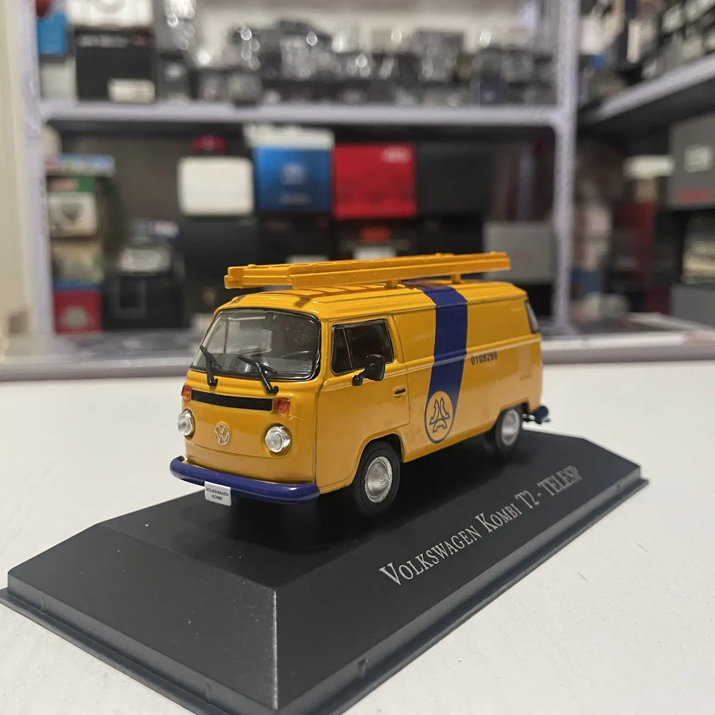 IXO Modèle de voiture miniature en alliage moulé sous pression à l'échelle 1:43 Volkswagen T2 KOMBI TELESP, Collection Classiques, Nostalgie, Cadeaux pour adultes, Souvenir, Présentation statique