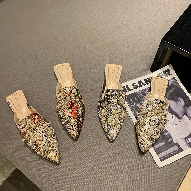 

Новая летняя женская обувь, роскошные тапочки для девочек, повседневные сандалии на плоской подошве со стразами и заклепками, шлепанцы с острым носком