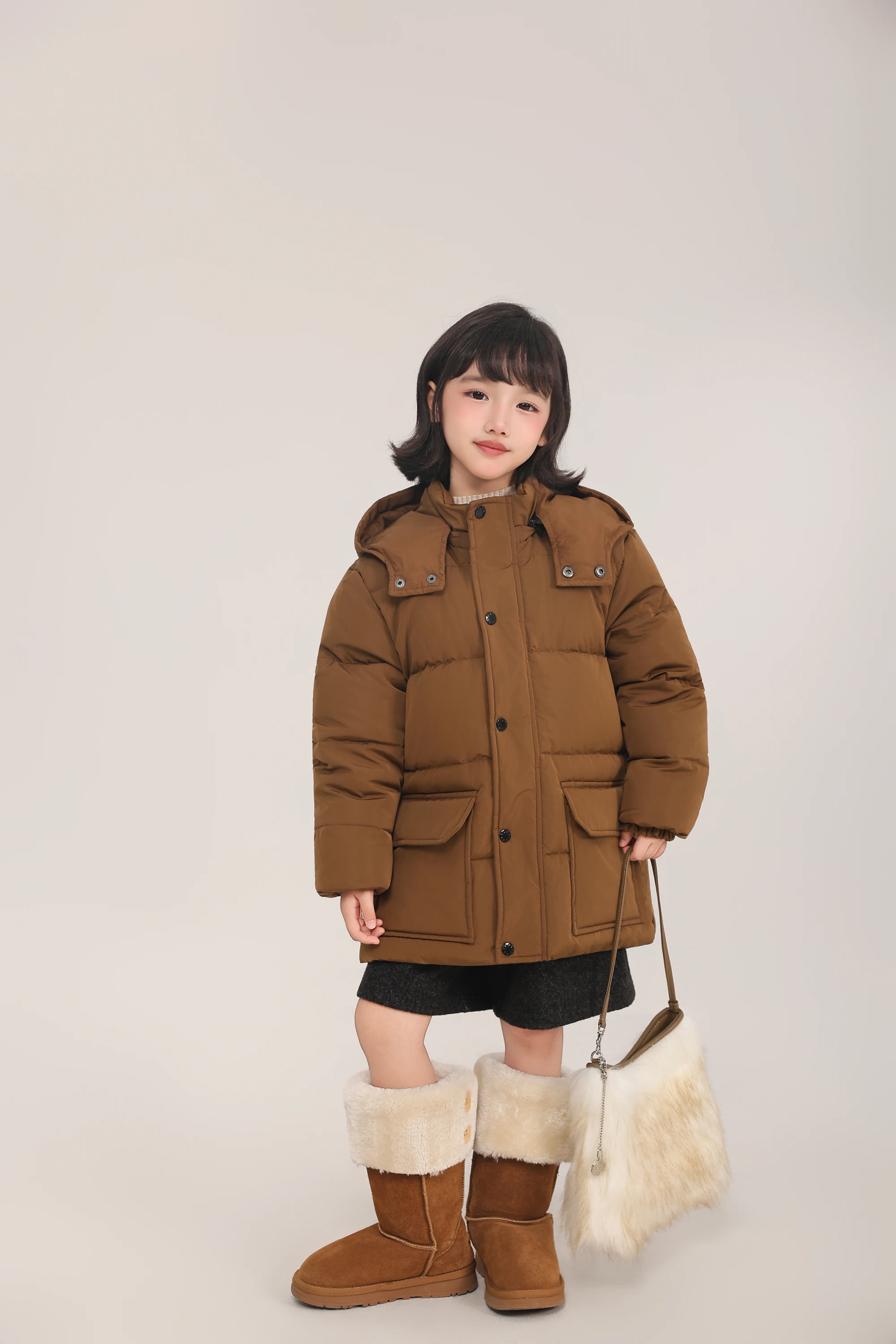 Kinder-Daunenjacke mit 90% Weißer Entendaune, Braune Kapuze, Mittellange Daunenjacke mit Großen Taschen, Dicke Warme Winteroberbekleidung für Mädchen A4853 – Detail 4