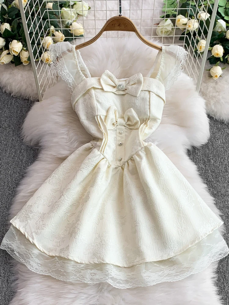 فستان نسائي صيفي بياقة مربعة وأكمام طائرة مع ربطة فراشية وردية، تنورة قصيرة على شكل حرف A مع تزيين بالدانتيل على الخصر، بأسلو...