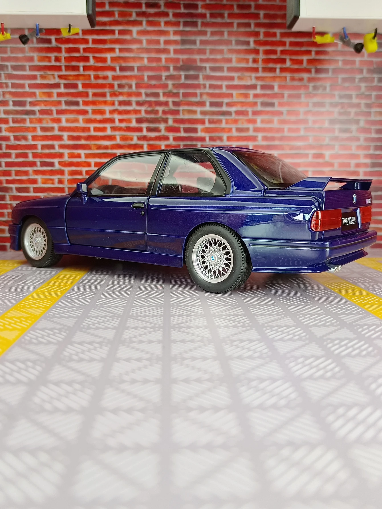 Simulación 1:24 BMW M3 E30 1988, adorno de modelo de coche de aleación, colección de puertas y capó de motor, el maletero se puede abrir