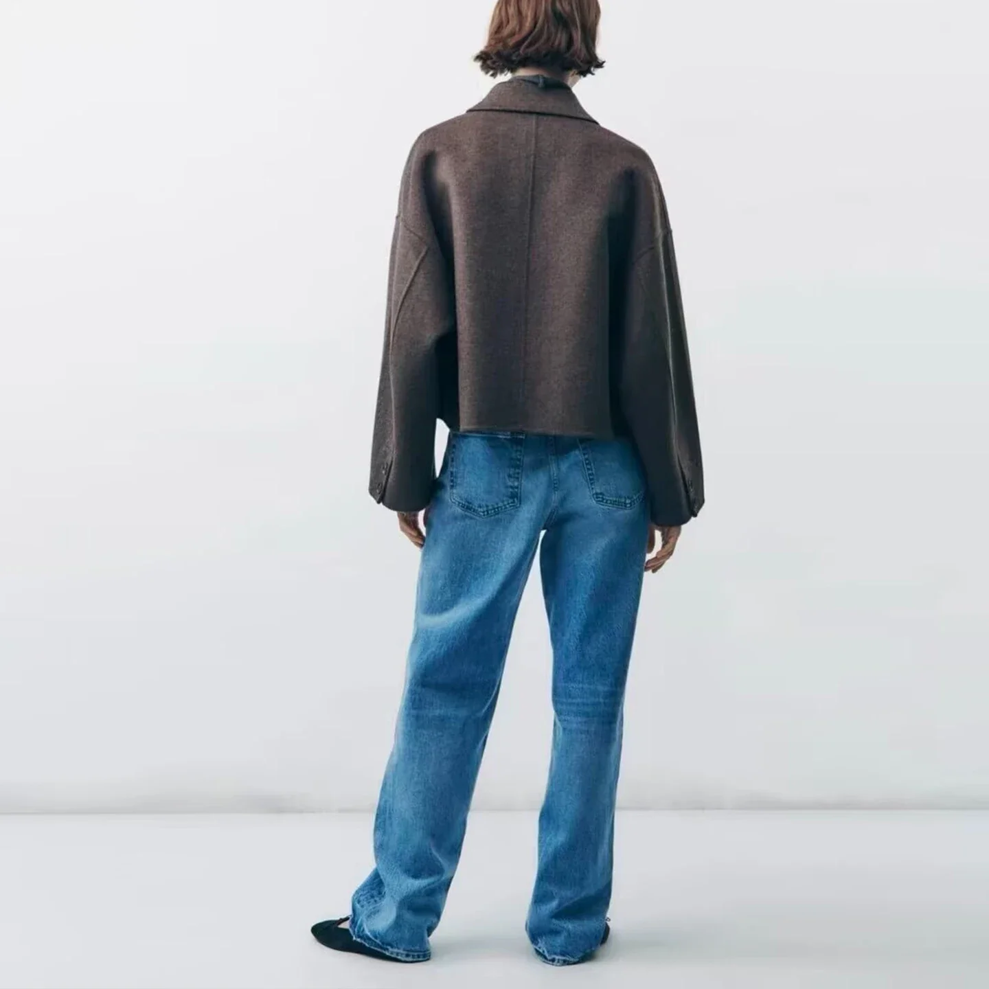 Nowy europejski płaszcz damski na sezon jesień 2025, zapinany na guziki, luźny krój.