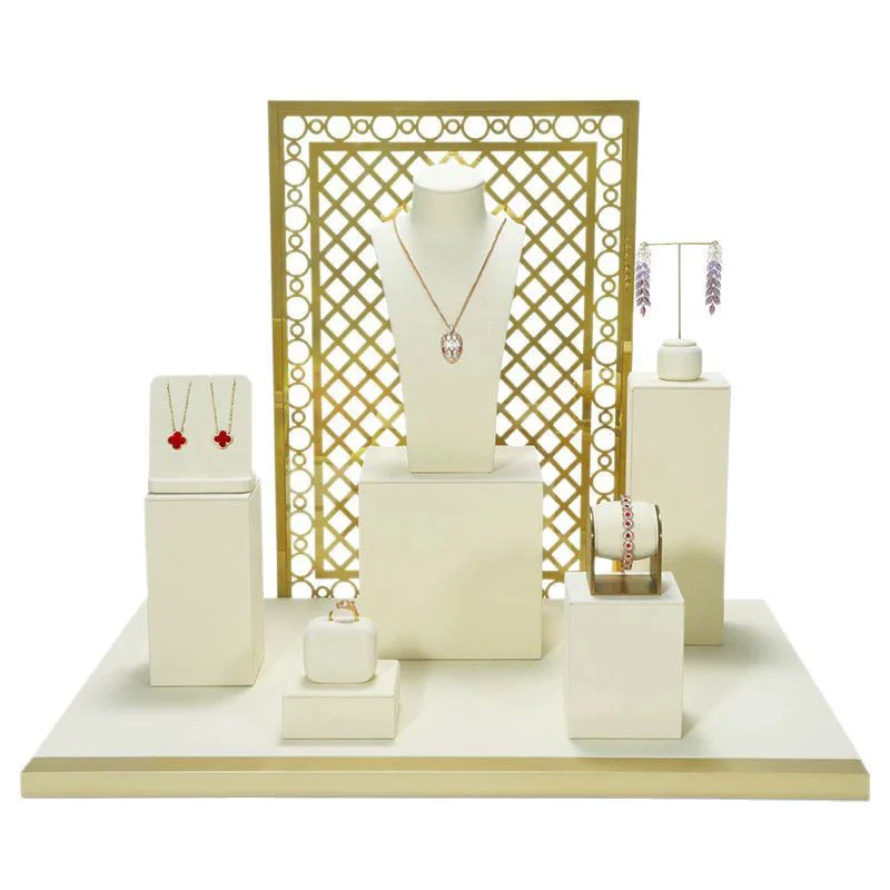 Stojak na biżuterię, cały beżowy, z mikrofibry, ekspozytor na naszyjniki, pierścionki, rekwizyty do ekspozycji biżuterii, ekskluzywne rekwizyty wystawiennicze, dowolna kombinacja.
