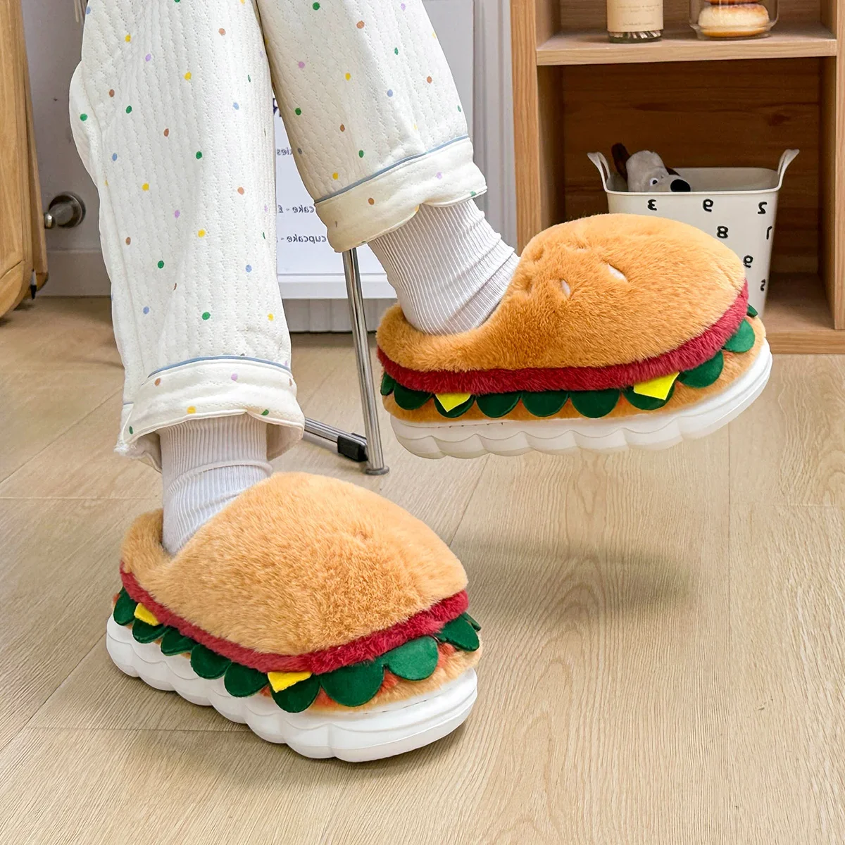 Zapatillas de hamburguesa de simulación creativa para hombre y mujer, zapatos divertidos de suela gruesa de felpa, fondo suave antideslizante, toboganes de dibujos animados 3D para interior del hogar