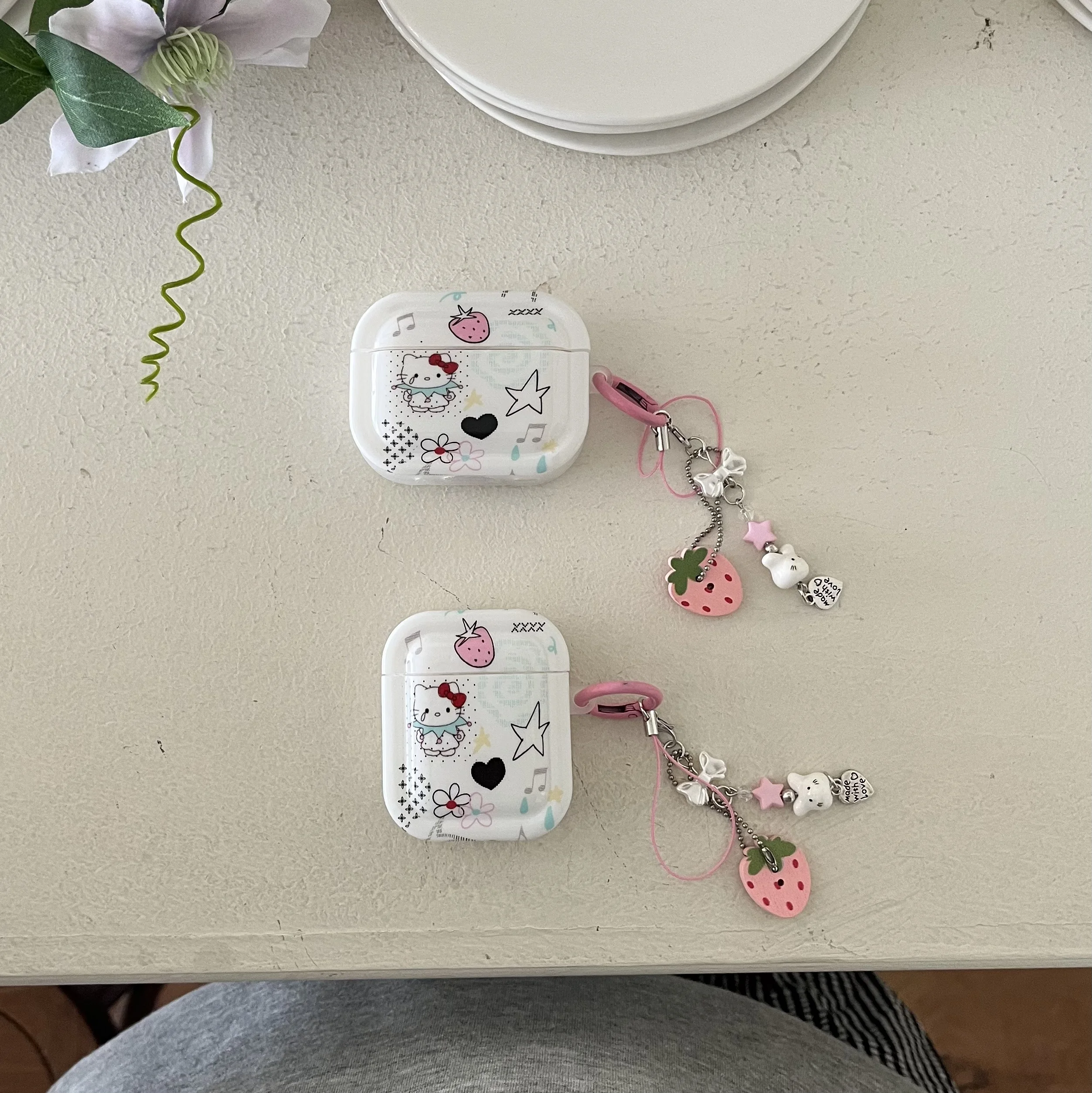

Minimalism Strawberry Pendant Sanrio Hello Kitty Cartoon Comfortable Shock Proof Earphone Case For Airpods 4,1,2,3,Pro,Pro 2