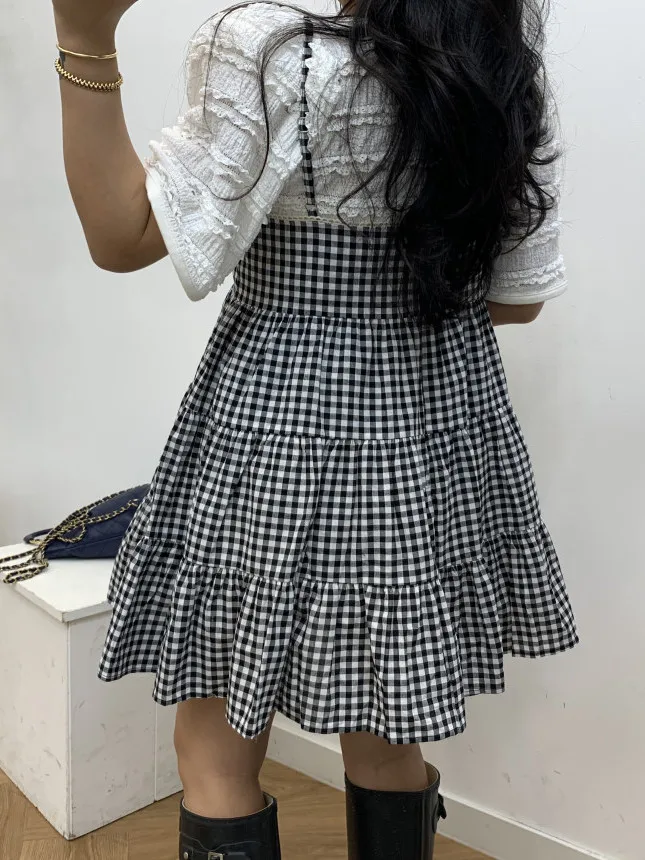 فستان نسائي بياقة هالتر مع حواف مكشكشة وتطريز دانتيل، تصميم ضيق عند الخصر مع طيات وسحاب خلفي، تنورة قصيرة عصرية من القطن بدون...