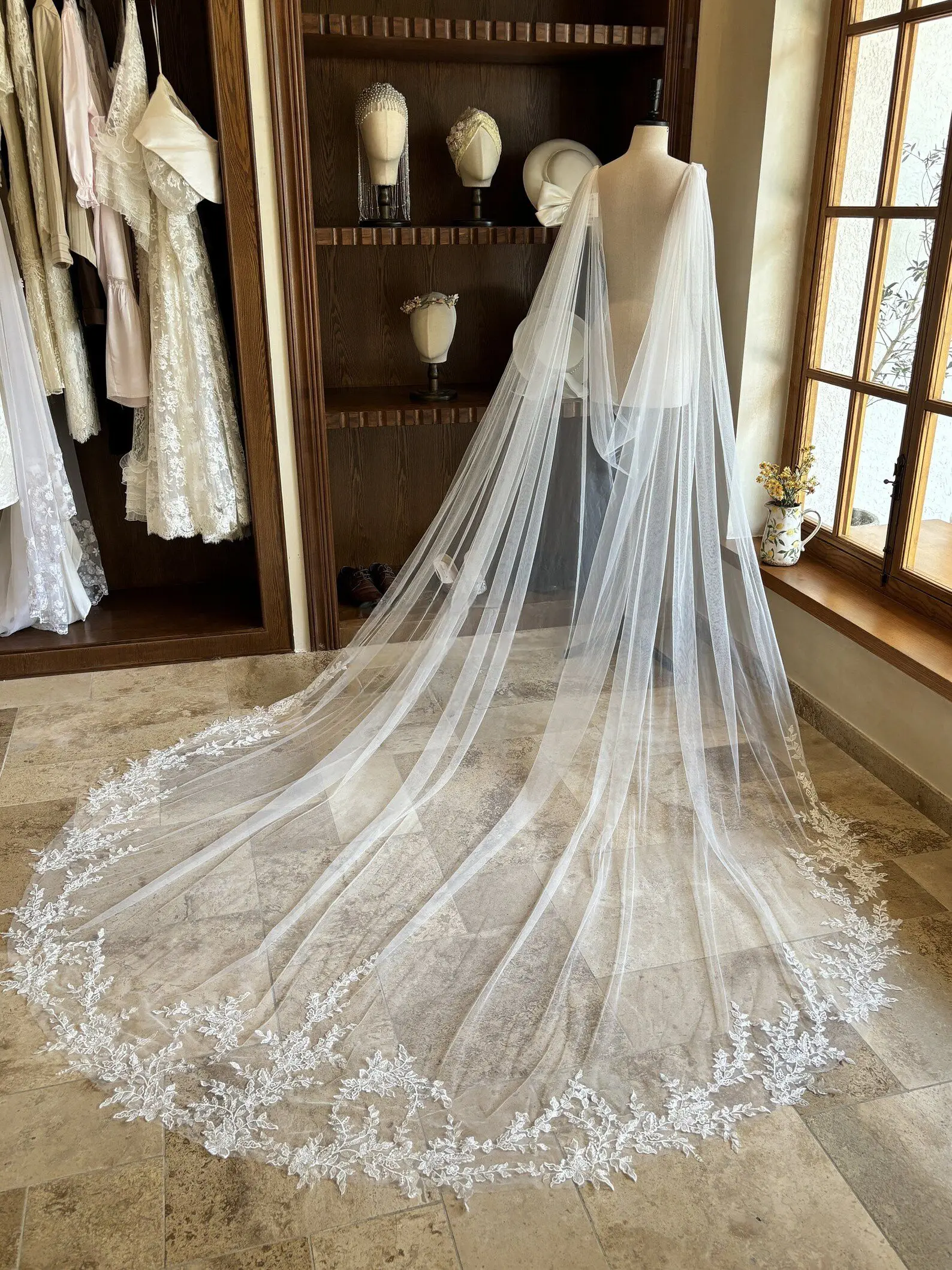 Customized Lace Wedding Boleros with Pin Shoulder Capes Tulle Applique Cathedral Long Wedding Cloak Formal Party Women Accessory view 3