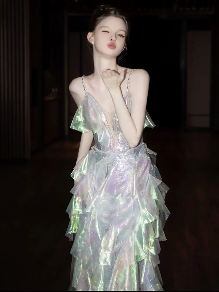

A light luxury niche and elegant colorful host banquet toasting dress