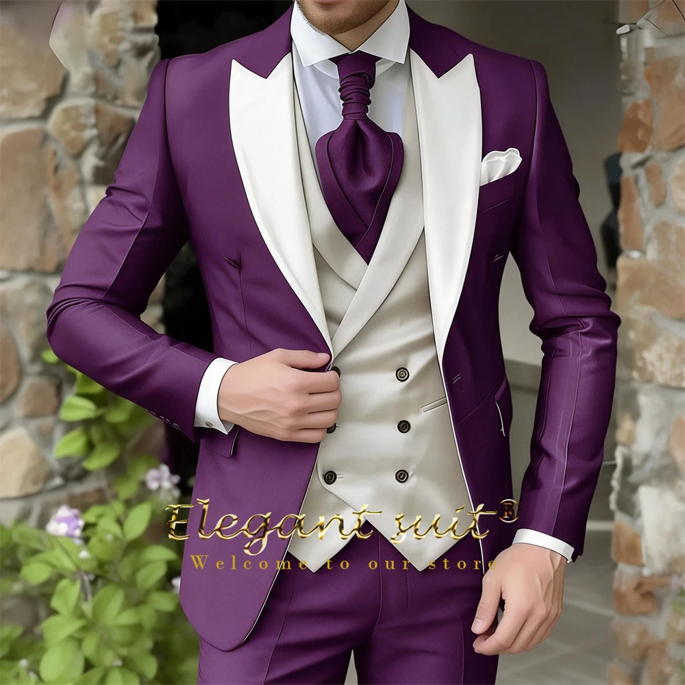 

Мужской премиальный комплект-тройка: пиджак с заостренными лацканами цвета слоновой кости, жилет цвета слоновой кости и классические брюки для свадеб и торжественных мероприятий