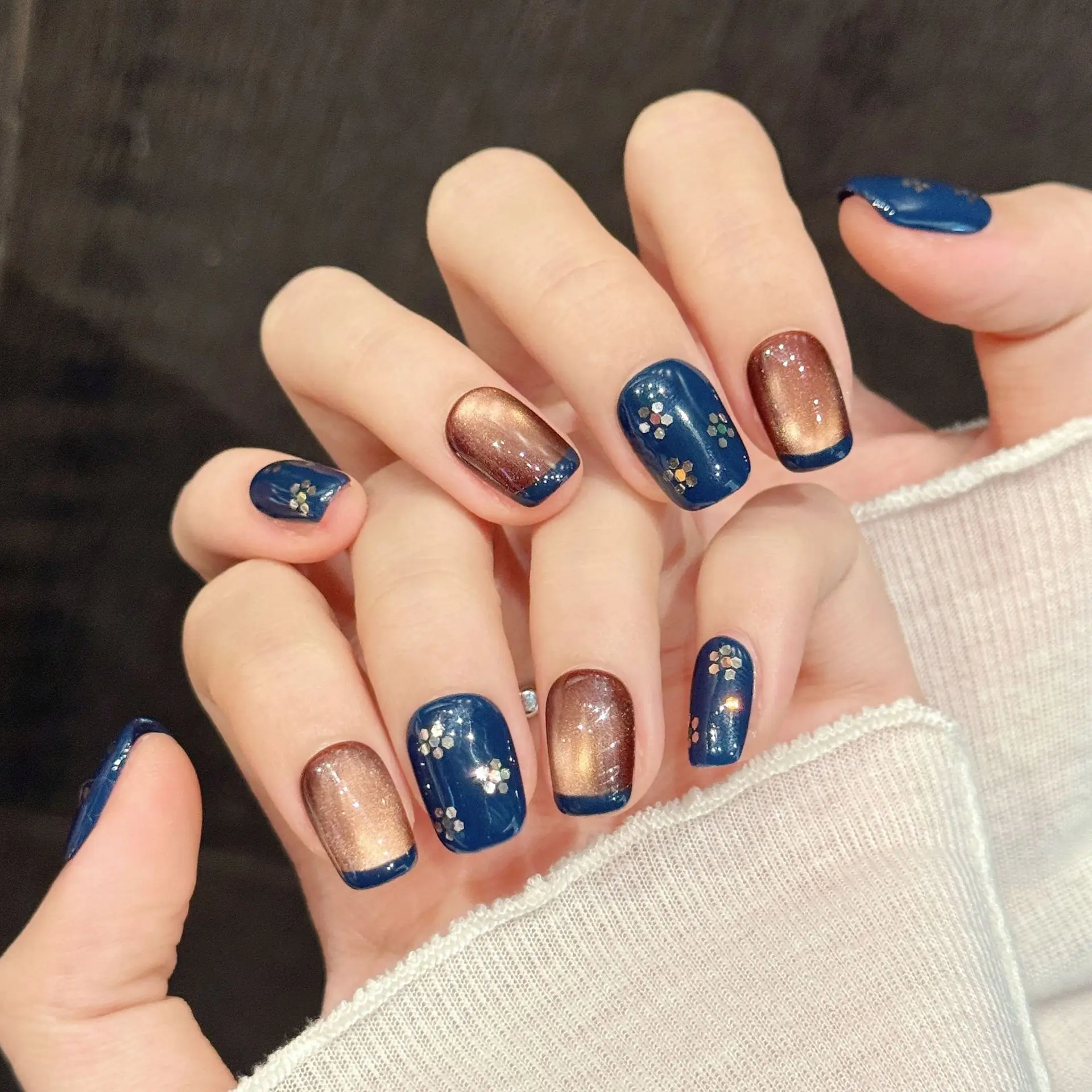10 STUKS Handgemaakte pers op nagels Kort Vierkant Paarsachtig blauw koper contrast Ontwerp met 3-DELIG gereedschap Zelfklevende nagellijmlipjes