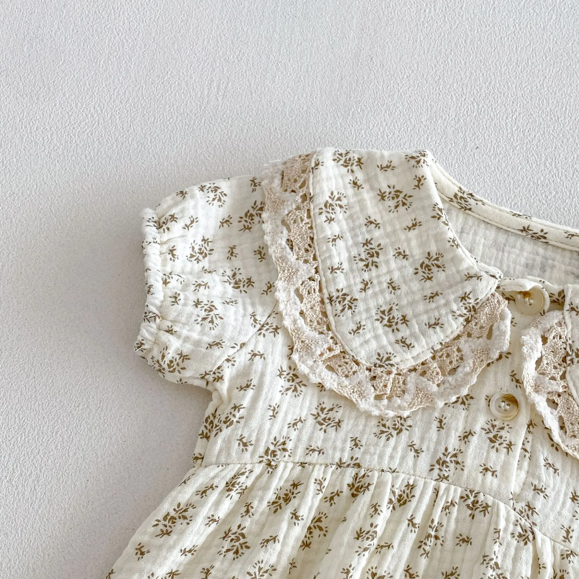 3-24M Sommer-Babybody im pastoralen Stil mit floraler Spitze und Peter-Pan-Kragen für Kleinkinder, Mädchen, weiche Baumwollkleidung – Detail 6