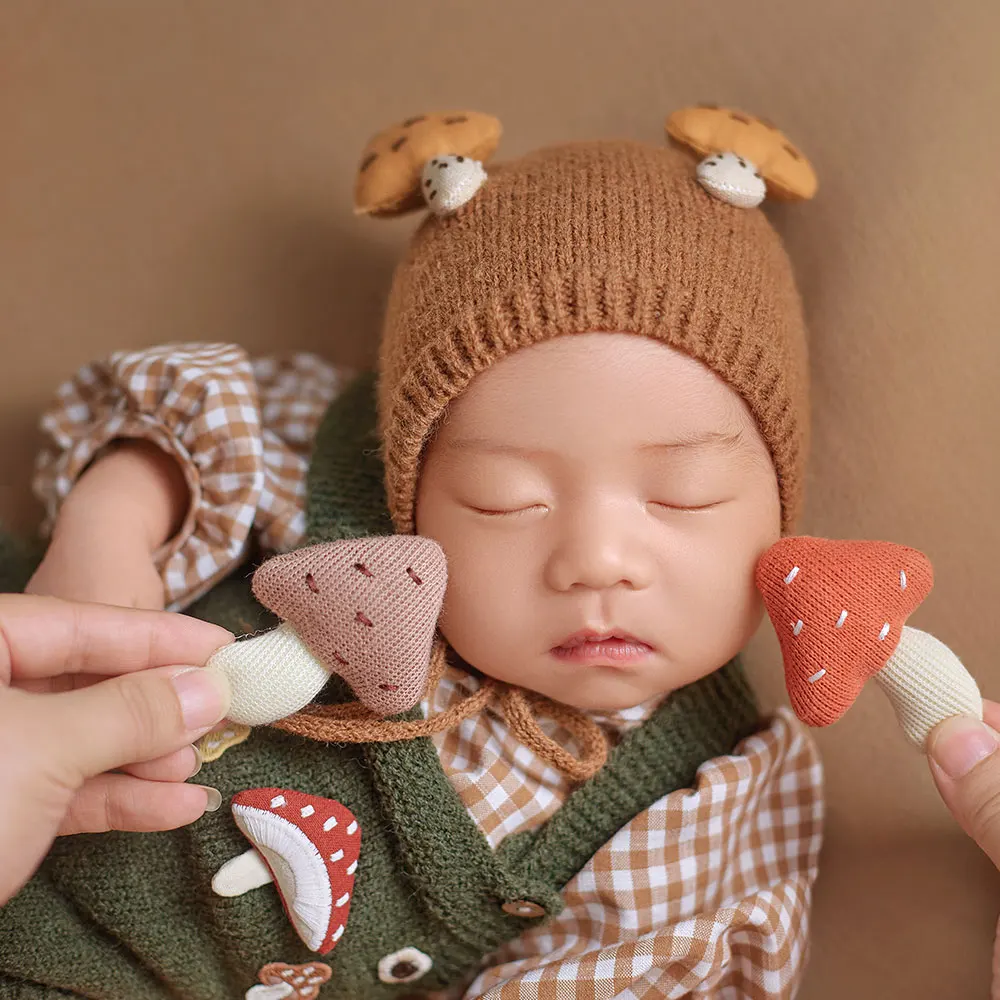 

0-1 Month Newborn Photography Props Lovely Accessories Mushroom Theme Gift Kintted Outfit with Beret and Plant Toy for Shooting