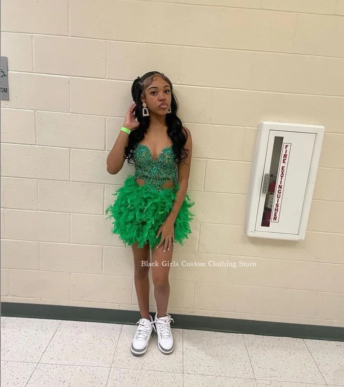 Emerald Green Feather Short Homecoming Dress Sexy Glitter Diamante See Through Black Girl Queen Dress فساتين متوسطة الطول