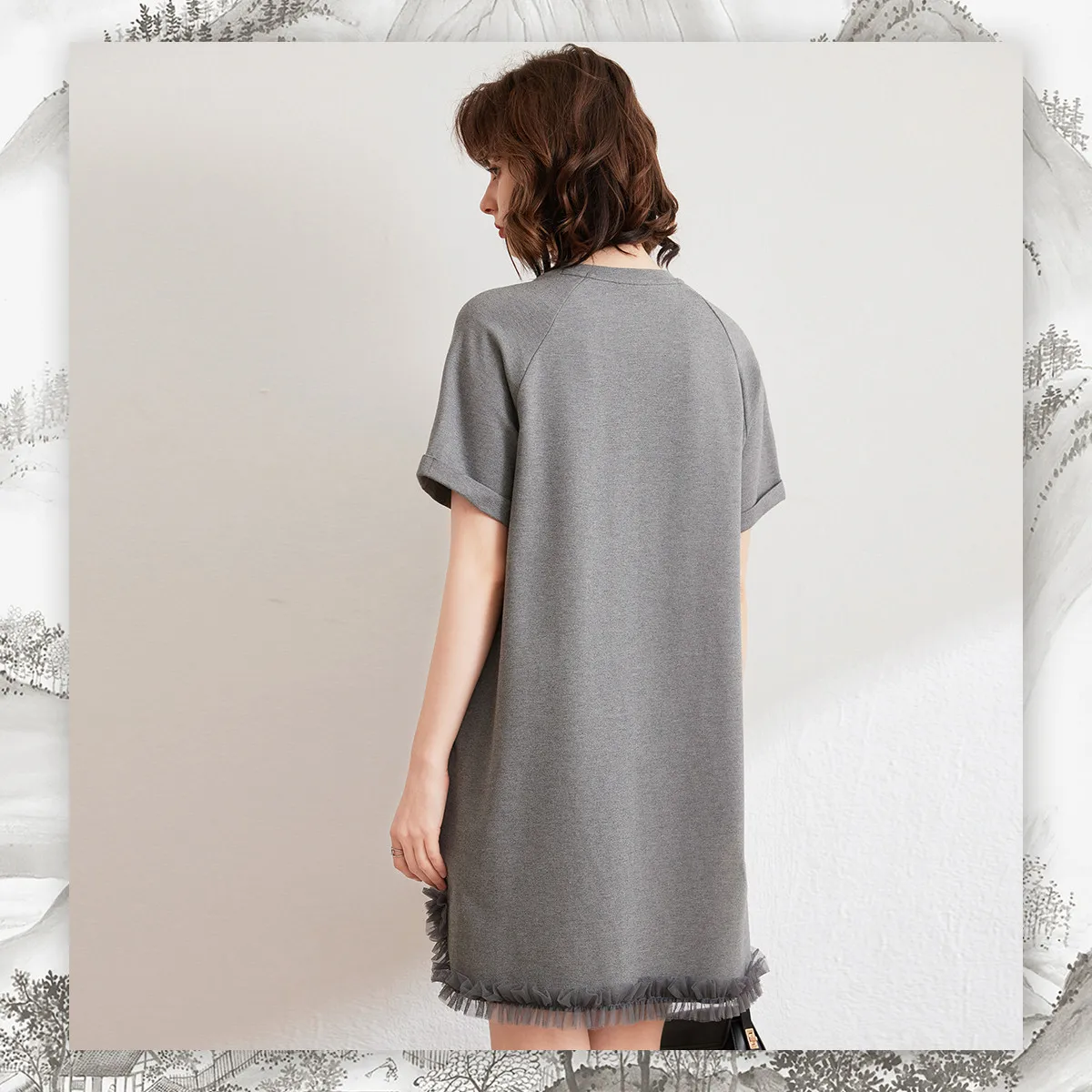 LOUIS YAO 2025 ฤดูร้อนสไตล์จีนพิมพ์กระโปรงสไตล์จีนใหม่ Splicing ลูกไม้หลวมแขนสั้นรอบคอชุดสตรี