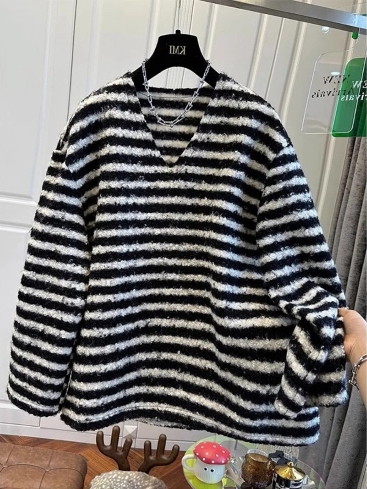 

Женская толстовка больших размеров (до 300 фунтов) в европейском стиле с V-образным вырезом, в полоску, с отделкой из овечьей шерсти, осенне-зимняя, утепленная, в стиле оверсайз, свободного кроя, визуально стройнящая фигуру.