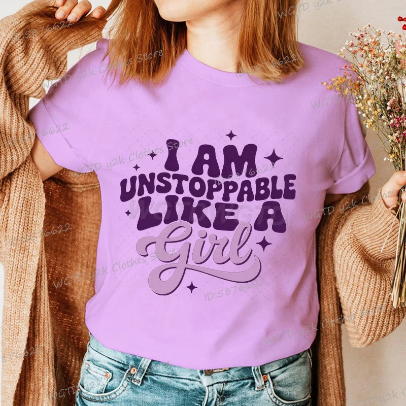 

Футболка с принтом I Am Unstoppable Like A Girl, женские фиолетовые топы с короткими рукавами Y2K, мотивационные цитаты, забавные футболки Camisetas Mujer