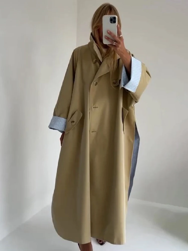 Minimalistischer Khaki Oversized Trenchcoat für Damen mit Revers, Doppelknopfverschluss, gestreiften Manschetten, Futter und Seitenschlitz – Oberbekleidung für den Alltag im Herbst. – Detail 4