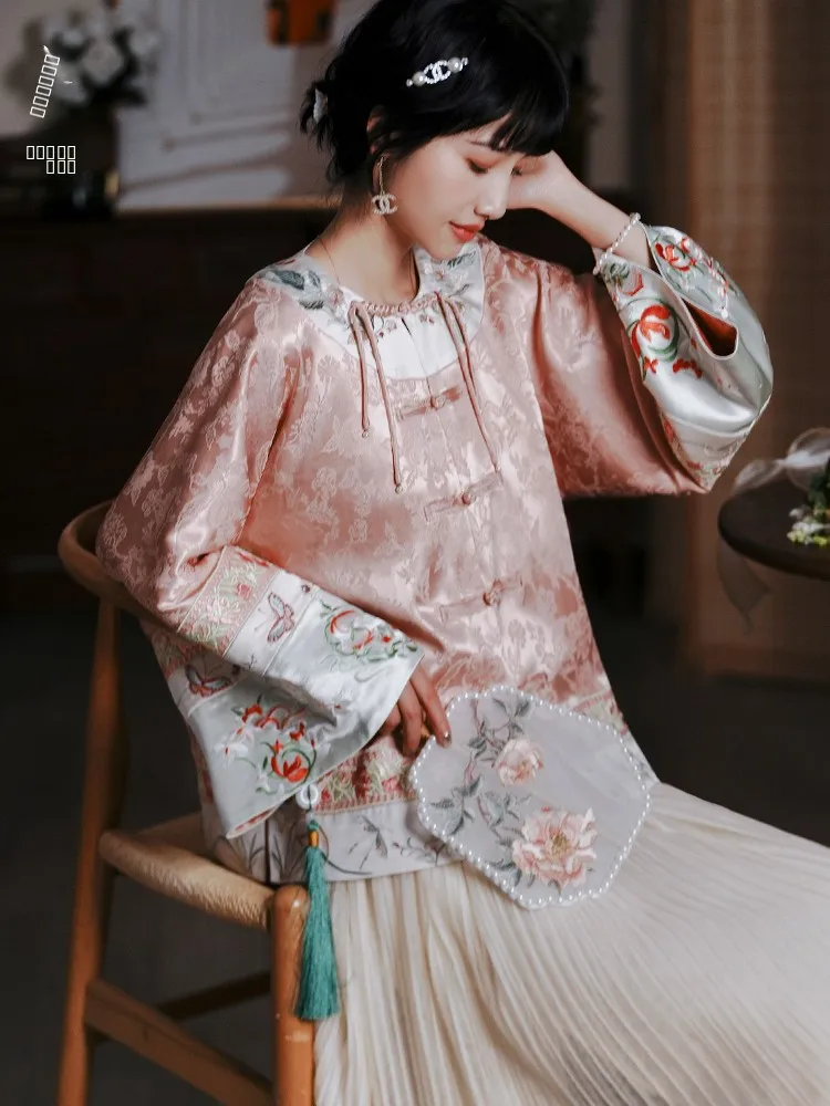 

Новая улучшенная верхняя одежда в стиле Ханьфу с тяжелой вышивкой в стиле Цзяннань, универсальный ретро-кардиган в китайском стиле, оригинальный дизайн, прямой крой.