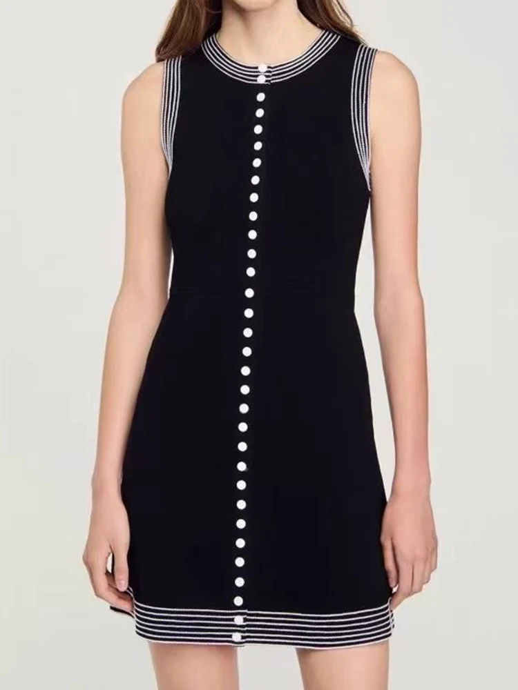 

2024 early autumn women's new single-breasted round neck sleeveless contrast knitted dress slim and versatile little black dress