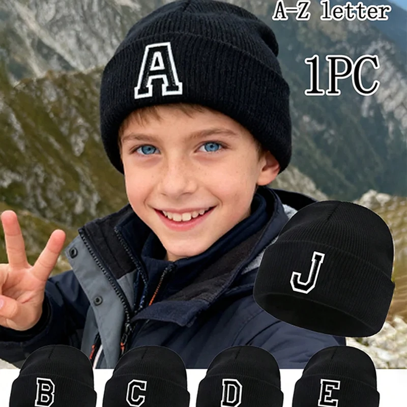 1 x einfarbige Strickmütze für Kinder mit 26 Buchstaben, warme Gehörschutzmützen für Jungen und Mädchen, tägliches Radfahren im Freien.